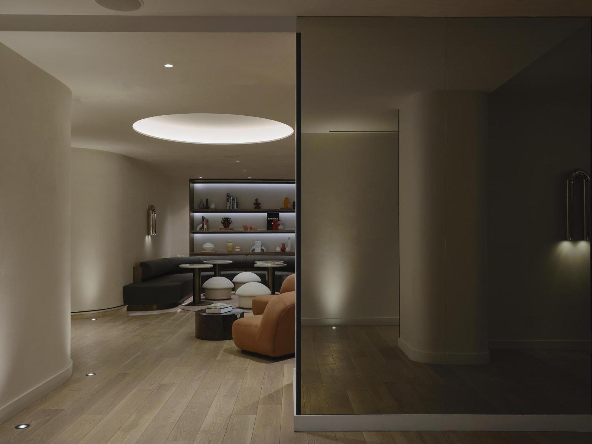 Vogue Hotel Montreal Downtown, Curio Collection By Hilton — Photos 3